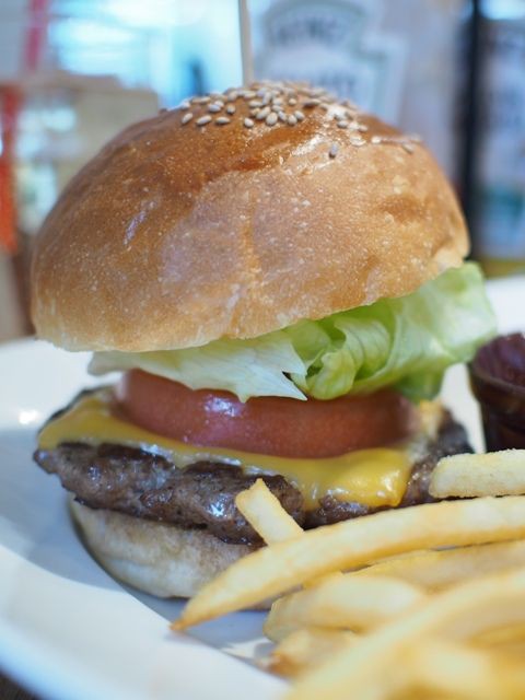 東京メトロ有楽町線豊洲駅 カフェハウス 溢れる日差しが射しこむカフェでいただくバーガーは美味であります 年間500軒以上を食べ歩く飲食店プロデューサーの食日記