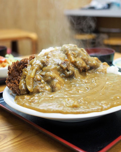 Jr京浜東北線西川口駅 キッチンいさつ 総重量1 5kg超えであろう大盛りカツカレーに挑戦 白髪おやじのおひとりさまランチ