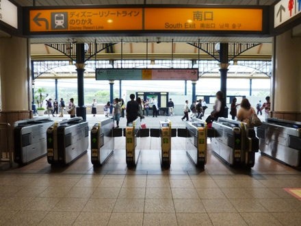 舞浜駅の改札 お父さんのための東京ディズニーリゾート R