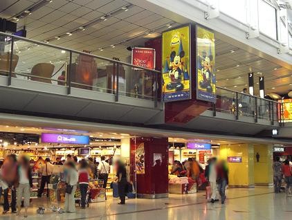 香港で ４ 空港のディズニーショップ お父さんのための東京ディズニーリゾート R