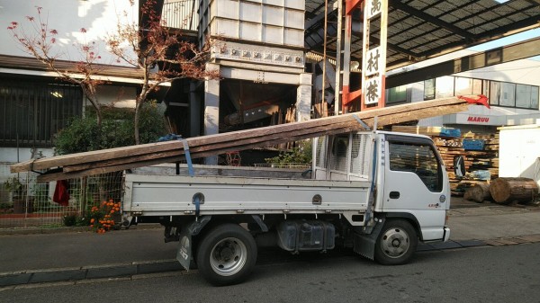 トラックに積んだ荷物の長さがはみ出したら制限外積載許可が必要death 材木の製材と乾燥にこだわる材木屋 千葉県八街材木置き場からのメッセージ