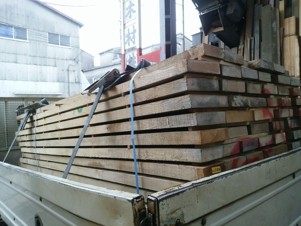 タモ引き取って千葉県八街材木置き場へ 材木の製材と乾燥にこだわる材木屋 千葉県八街材木置き場からのメッセージ