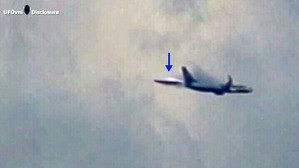 飛行機とニアミス 雲から突然出現するufo Airplane And The Near Miss Ufo Suddenly Emerging From The Cloud 13shoe 高野十座のブログ