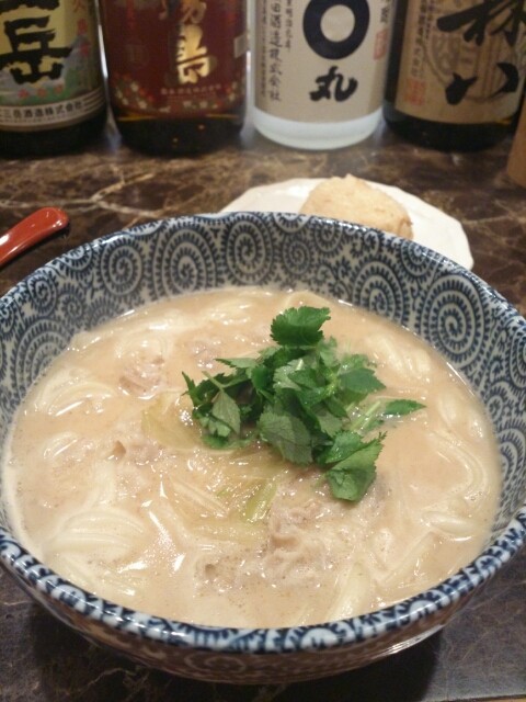 酸味のあるゴマだれうどん 珍しい温かゴマうどんは引きがあって美味 籠や かごや 赤坂 資格ゲッターが行く