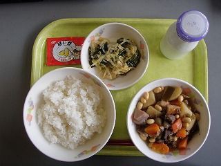 ごはん 胚芽ふりかけ 牛乳 大豆の五目煮 ごま酢あえ 今日の給食