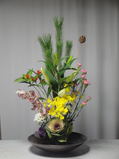 正月花に松カサブランカや蘭 葉ボタン 千両と華やかに 松竹梅も活けました 花と短歌と竹原と