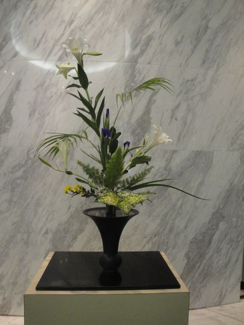 池坊冬期講習に行きミニ砂鉢の青翠の花器に松竹梅を活けました : 花と