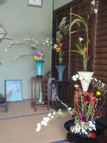 アネモネとこでまり等の自由花を活けました : 花と短歌と竹原と