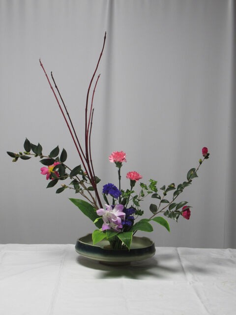 竹原市本川郵便局に展示する 山茶花 サンゴミズキ等の自由花を活けました 花と短歌と竹原と