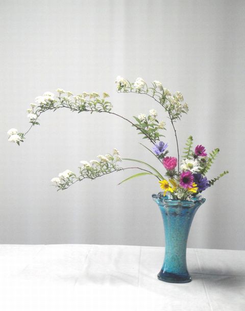 アネモネとこでまり等の自由花を活けました 花と短歌と竹原と