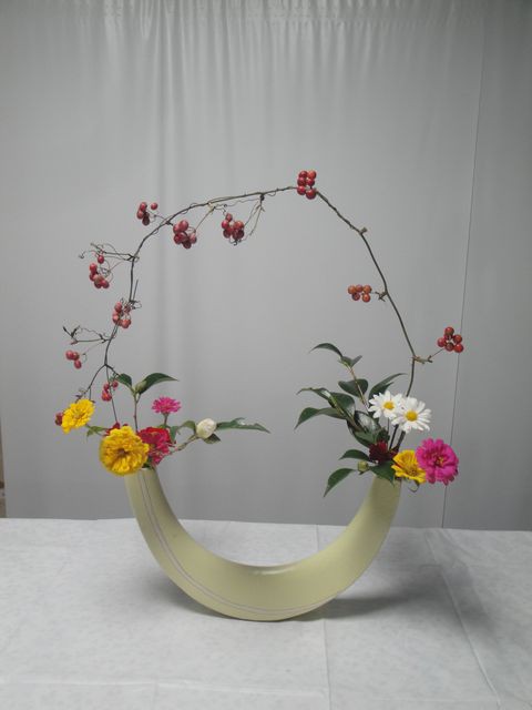 サンキライ・椿・百日草・小菊の自由花とニューサイラン・真弓・薔薇の