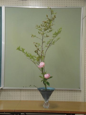 池坊竹原支部4月の研究会の生花の夏はぜと芍薬 山梨と薔薇の二種生け 花と短歌と竹原と