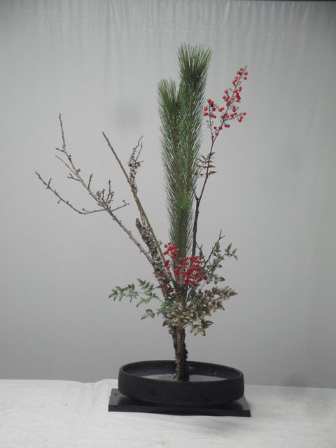 若松・南天・梅の三種生け、梅の苔朴・南天の実・若松・椿の自由花の