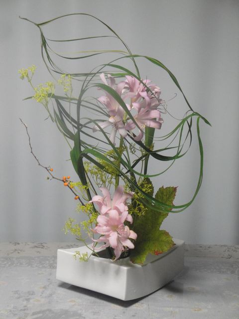 リコリス ハラン オミナエシ等の自由花を活けました 花と短歌と竹原と