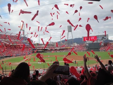 広島カープの応援にマツダスタジアムへ行き風船を飛ばしました 花と短歌と竹原と