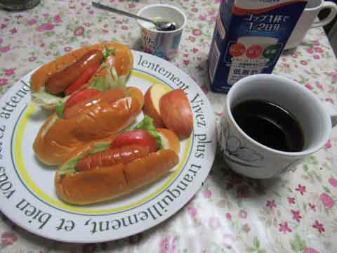 土曜日の朝食にホットドッグと夕食に稲荷ずし イサキの焼き魚と小松菜の胡麻和えを頂きました 花と短歌と竹原と