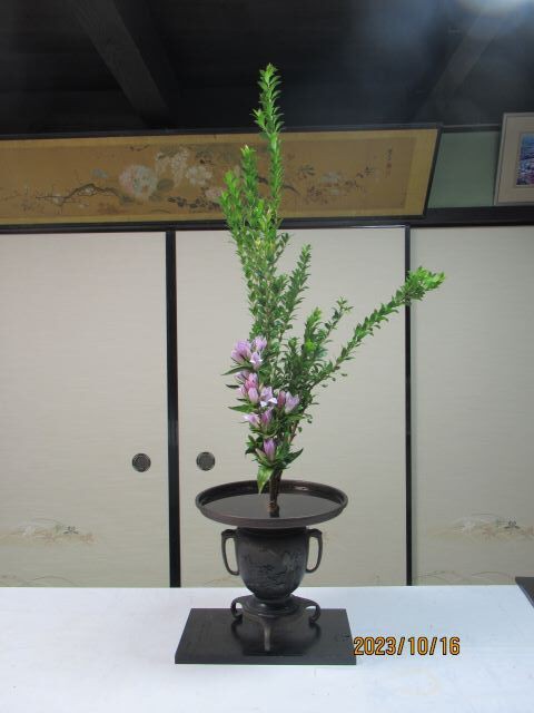 薄端（うすばた）に銀香梅とリンドウの二種生けとコスモスの一種生けと