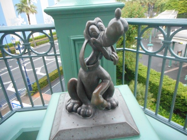 ペデストリアンデッキのブロンズ像 ぱーと1 : Disney magical Diary！