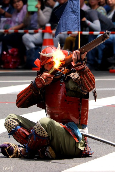 火縄銃、和風コスプレ衣装 赤と金 火縄銃、和風コスプレ衣装 赤と金