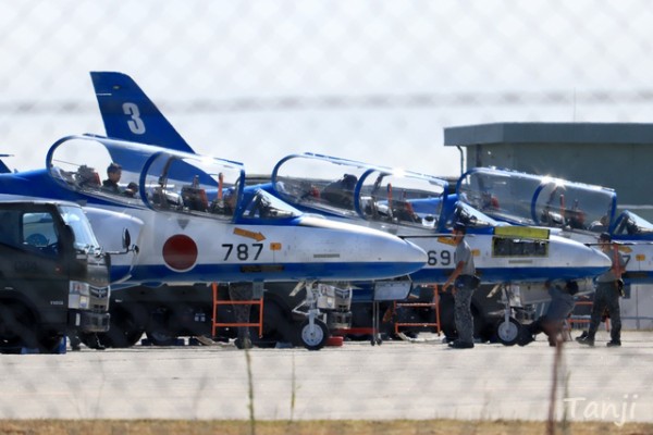 ブルーインパルスが基地に帰ってきたところを見物 仙台人が仙台観光をしているブログ