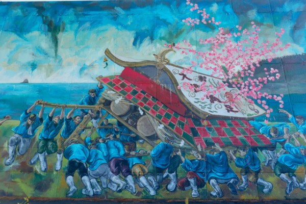 海岸線の美術館】名振のおめつきが描かれた防潮堤壁画／宮城県石巻市