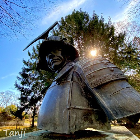 三日月の前立てが折れた 伊達政宗公の胸像 と臨時休館中の 仙台市博物館 仙台人が仙台観光をしているブログ