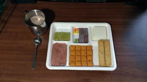 これが未来の食事か コンビニのブロック食品を並べた ディストピア飯 から絶望感ただよう たのしくまとめブログ