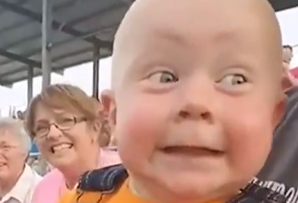 なんだこの興奮は 初めてレーシングカーを見た赤ちゃんの表情 海外の反応 Qqq 海外の反応