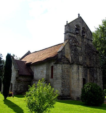 狸夫妻のプチバカンス－茅葺屋根の教会と捻じれた鐘楼 : 異邦人の食卓