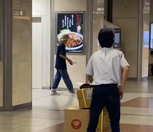 動画あり 名古屋駅で刃物を持った男が徘徊 警察が盾で制圧するまでの緊迫感がヤバい 黄昏ちゃんねる