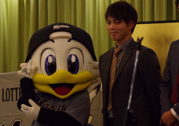 ズーちゃんオリジナルかんバッジ販売中 茂原後援会激励会 15 12 5 Marines Times ちば時々つば