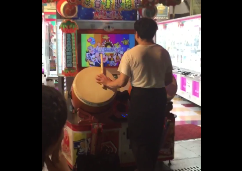 動画 秋葉原の神様が新宿のゲーセンで太鼓の達人 女々しくて を披露 まとめッター