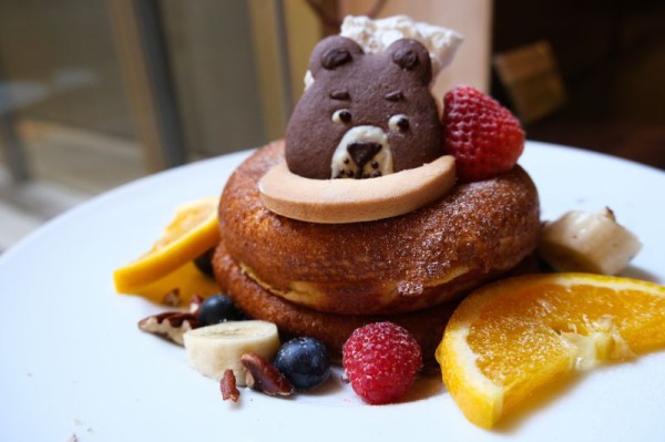 福岡 天神】cafe&books bibliotheque クマくんのみかづきパンケーキ はちみつのレモンバニラソース : パンケーキ部【PANCAKE  CLUB】