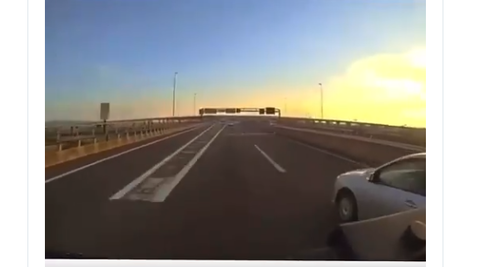 高速道路での無理な幅寄せで観光バスが事故 あわや衝突 車内は悲鳴 幅寄せした車は兵庫県警の捜査車両だった そのまま走り去る 動画あり てきとーまとめ