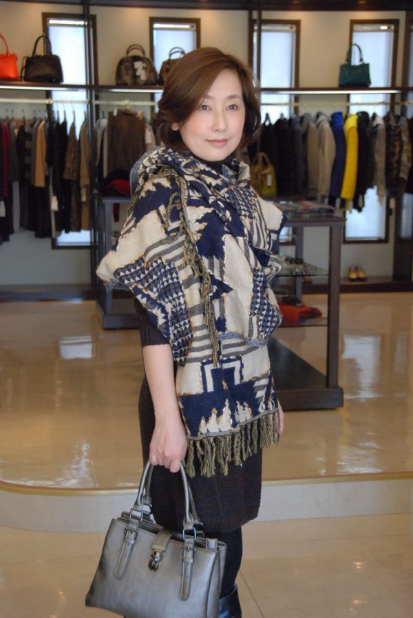 ざっくりニットワンピにはエスニックなストールで お洒落な大人のセレクトショップ 桑名ｌａｖｅｎｄｅｒ