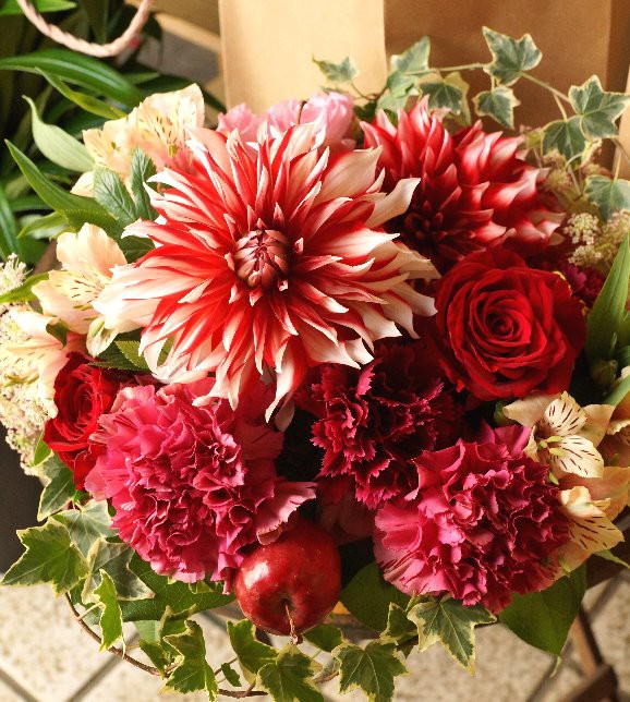 情熱的なダリアのアレンジメント 北九州市門司区の花屋 お花と暮らそう