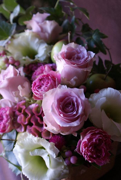 ピンク色のバラを使ったアレンジメント 北九州市門司区の花屋 お花と暮らそう