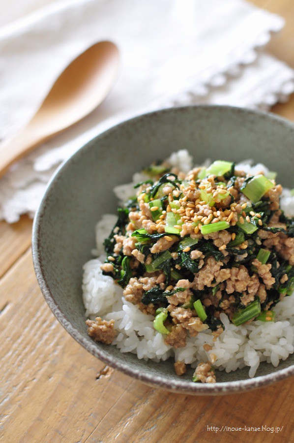 昭和の思い出そばかすの少女と 小松菜のクミン味噌そぼろ丼 昨日の晩ごはん 井上かなえオフィシャルブログ 母ちゃんちの晩御飯とどたばた日記 Powered By ライブドアブログ