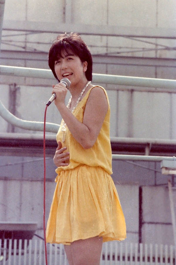 アニメ声優の冨永みーなが想定してなかった生パンティ丸出し 世紀アイドル写真館