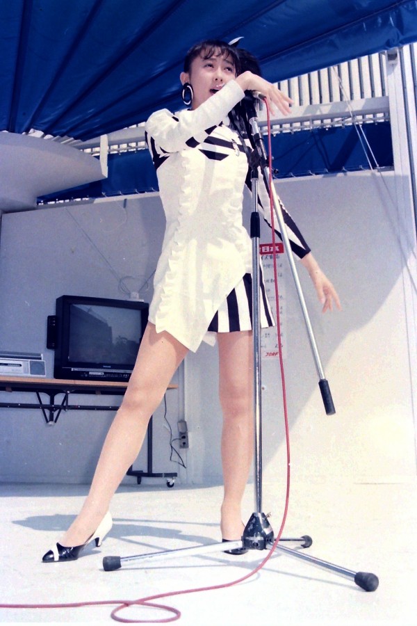 小野由美ちゃんのこの衣装は パンチラ専用なのだろうか 世紀アイドル写真館