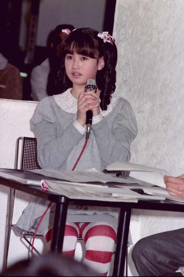 赤白タイツの上から 純白パンツを穿いた山瀬まみちゃんのファッションセンスとは 世紀アイドル写真館