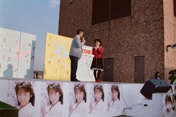 姫乃樹リカちゃんのスカートは 片足を上げても パンチラしない新兵器なのか実証 世紀アイドル写真館