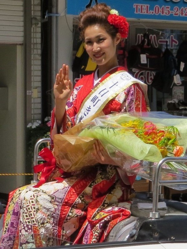 15年横浜開港記念みなと祭国際仮装行列第63回ザよこはまパレード その３０ 横浜観光コンベンション ビューロー 十日町きもの女王 田中菜々子 非日常的まったり通信