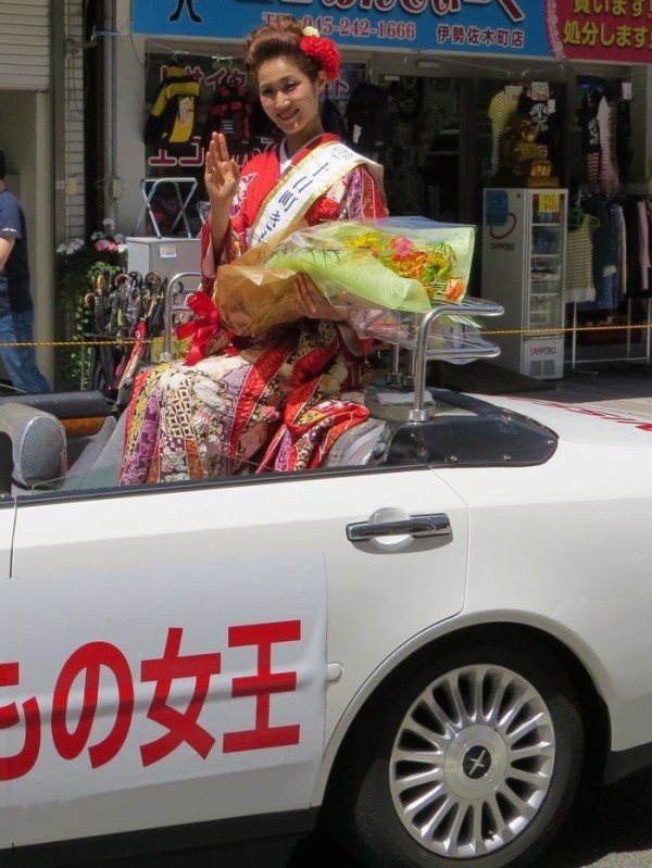 15年横浜開港記念みなと祭国際仮装行列第63回ザよこはまパレード その３０ 横浜観光コンベンション ビューロー 十日町きもの女王 田中菜々子 非日常的まったり通信