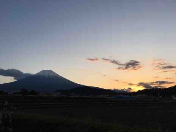 今日の富士山夕暮れ１１ １７富士吉田 薄いオレンジ色の背景の空 １３ 渡辺英一オフィシャルブログ 今日の富士山 In 富士吉田