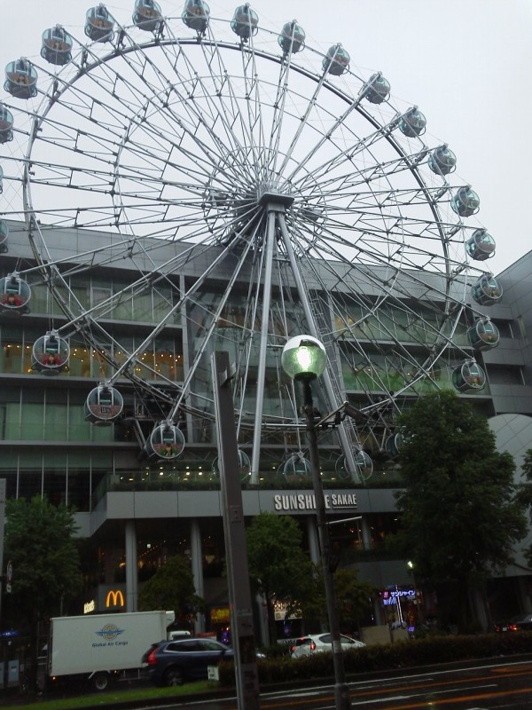 サンシャインサカエ 名古屋市中区 日本屈指の変態構造物 直径42mシースルー観覧車がビル側面に張り付いた 名古屋の名物ビル かわうそ だもんで