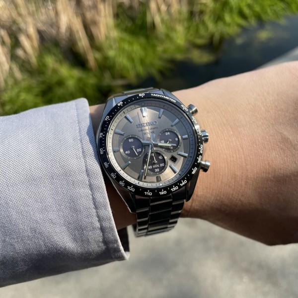 SEIKO クロノグラフ 腕時計 ダークグレー SEIKO グレーダイヤルが輝くソーラークロノグラフモデル : タイムズ