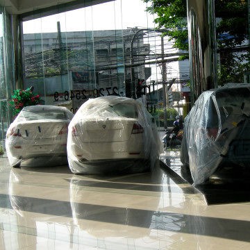 車をビニールで包んで洪水対策 タイで思う