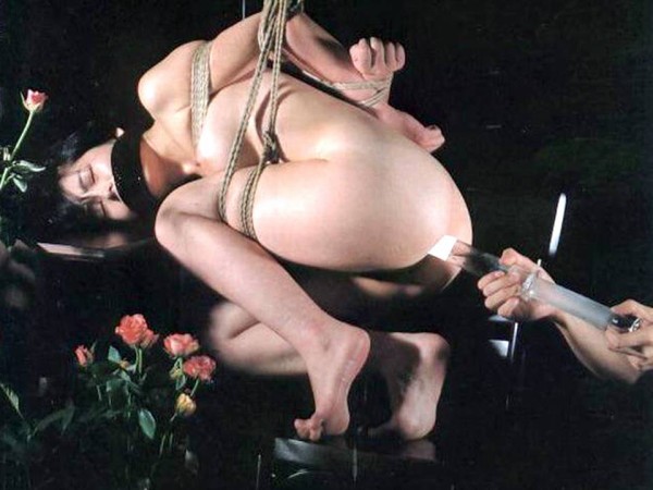 女性緊縛浣腸排泄写真 