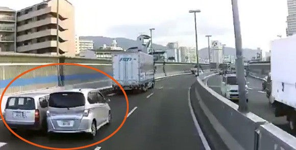 阪神高速道路が修羅だった 幅寄せする2台の車に巻き込まれ注意wwwwwwwwww 話題のニュース